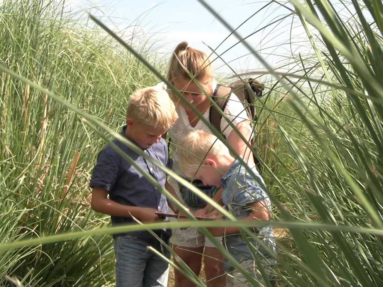 Moeder en kinderen in doolhof