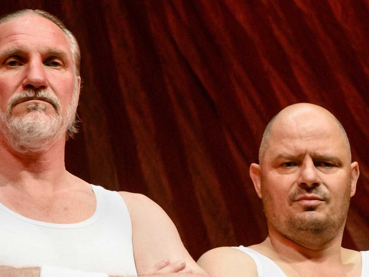 Peter Blok en Bas Hoeflaak voor een rood gordijn.