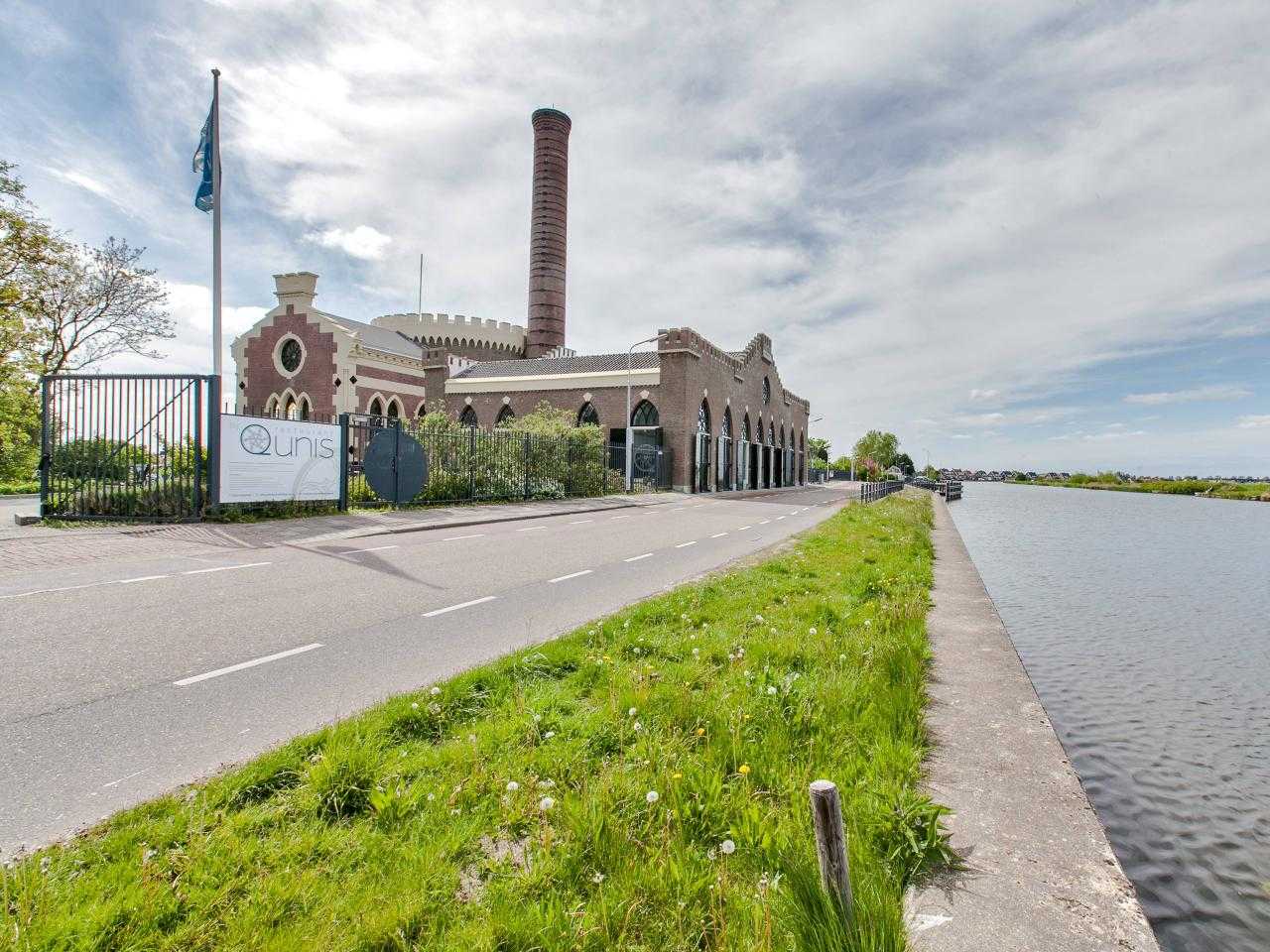 Restaurant vanaf buiten aan het water