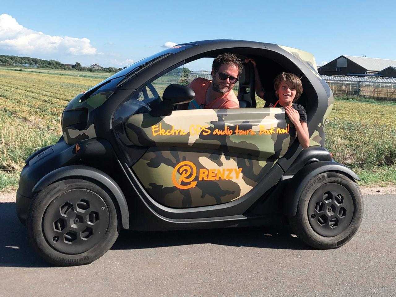 Vader en zoon in een Twizy
