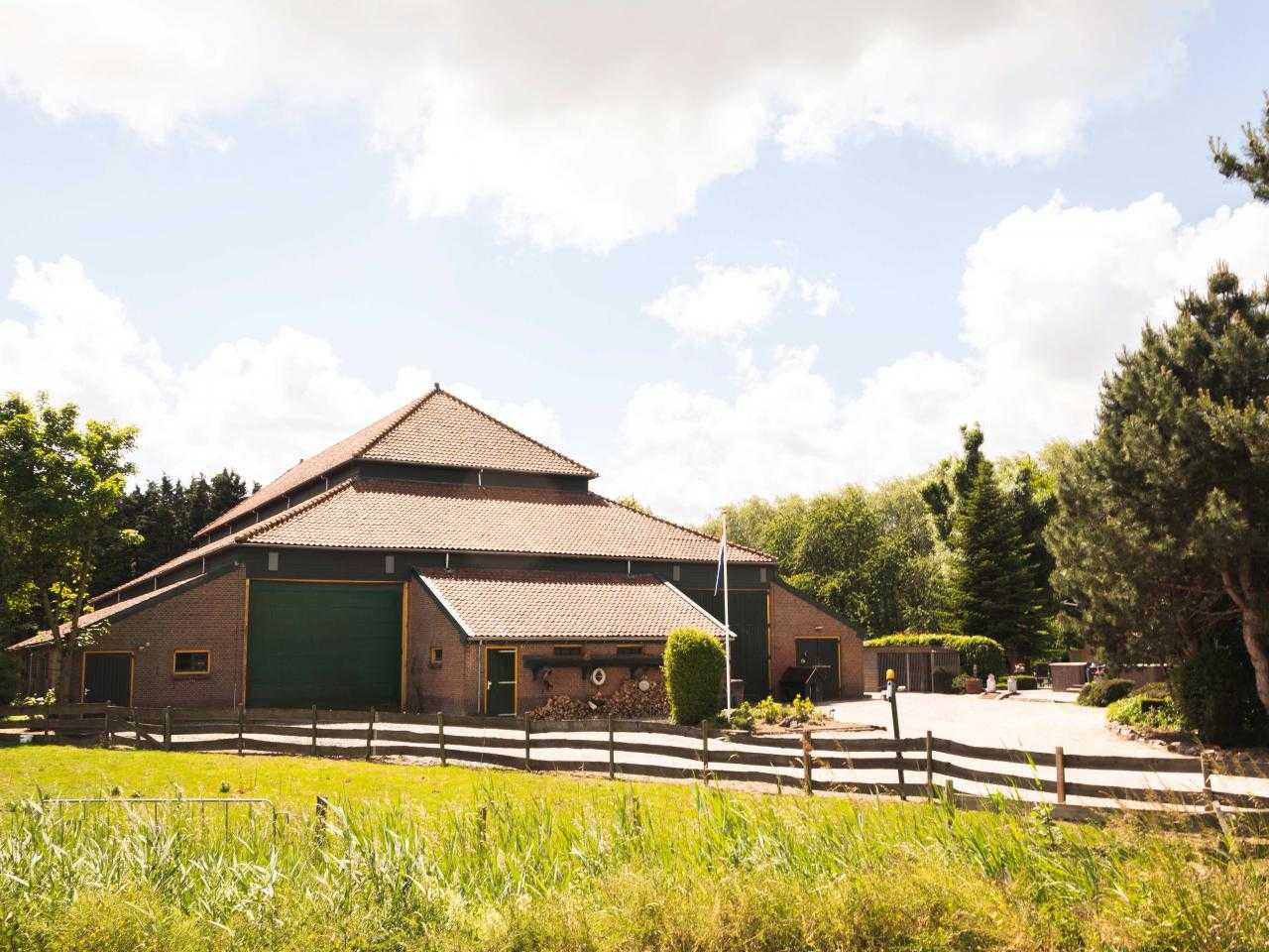 Zijaanzicht van de Roons Hoeve