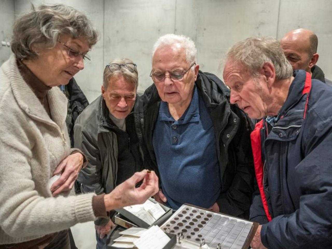 Bezoekers bewonderen de romeinse munten