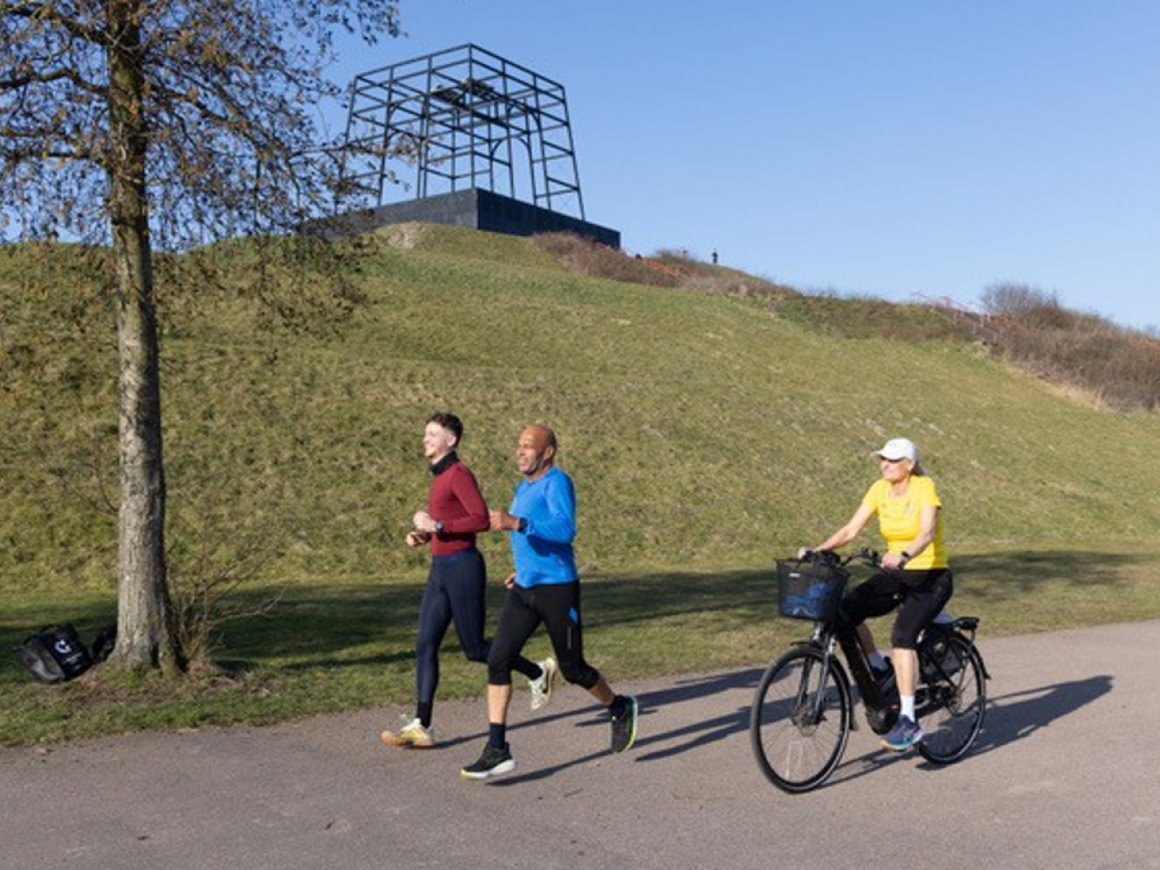 Mensen aan het wandelen en fietsen