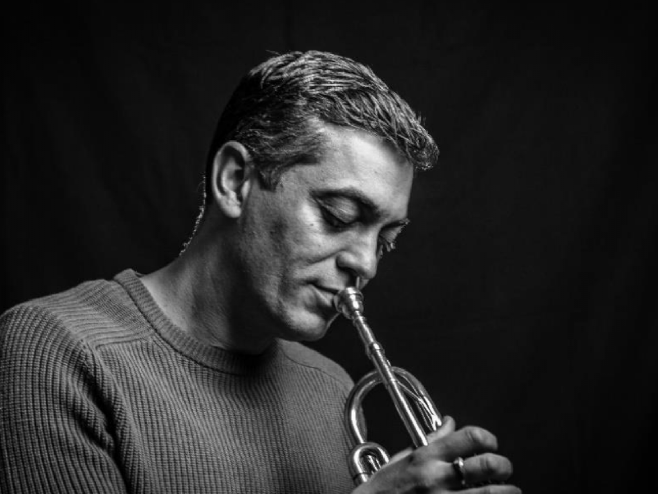 Muzikant speelt trompet