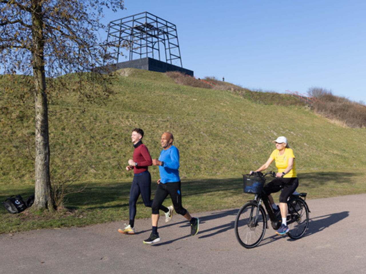 Mensen aan het hardlopen en fietsen