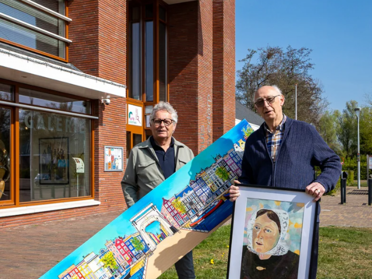 Twee mensen die kunst vasthouden