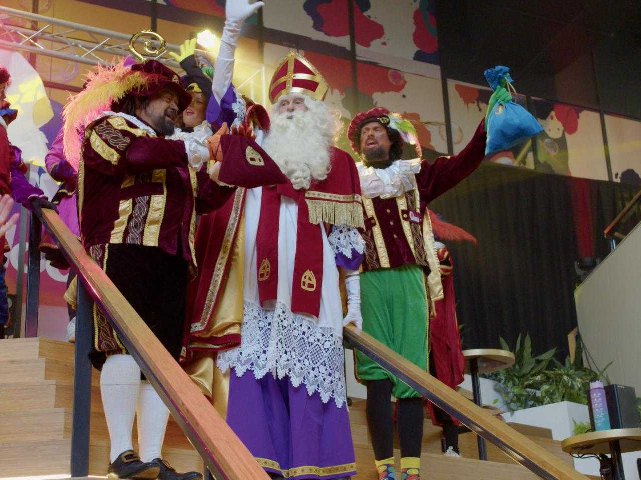 SInt en de Pietenband in het winkelcentrum van Hoofddorp