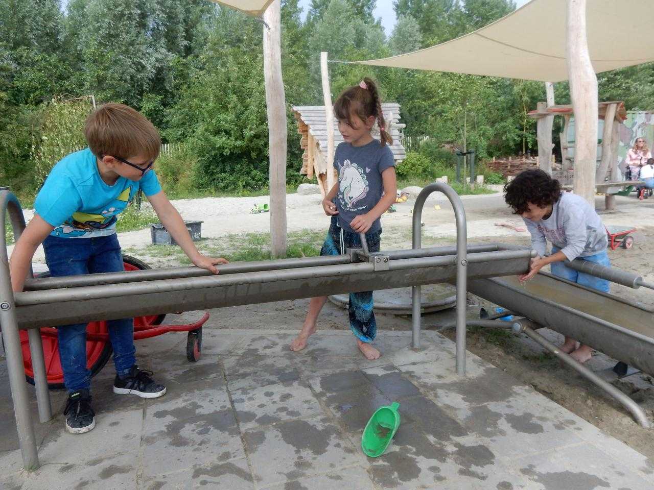 Spelende kinderen bij Jeugdland Nieuw-Vennep