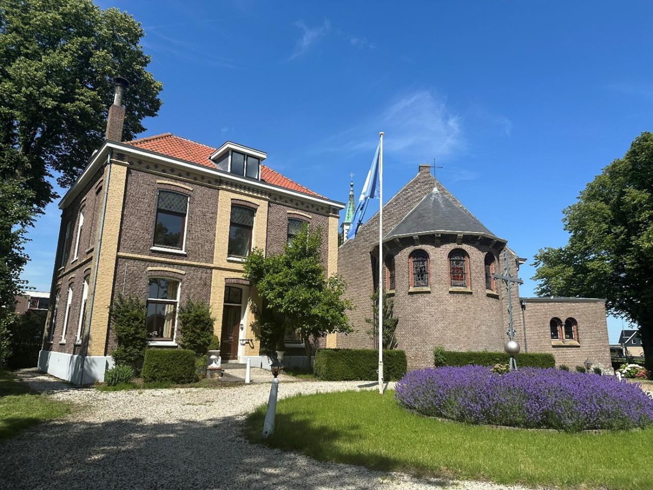 Vooraanzicht van de Pastorie en Kerk in Haarlemmerliede
