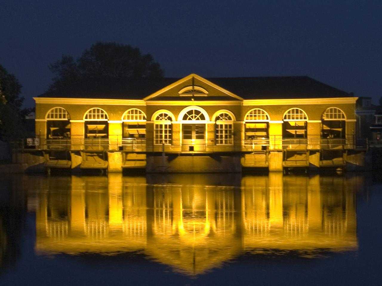 Stoomgemaal bij avondlicht