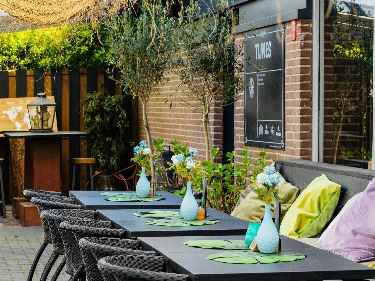 Terras bij TIJNES