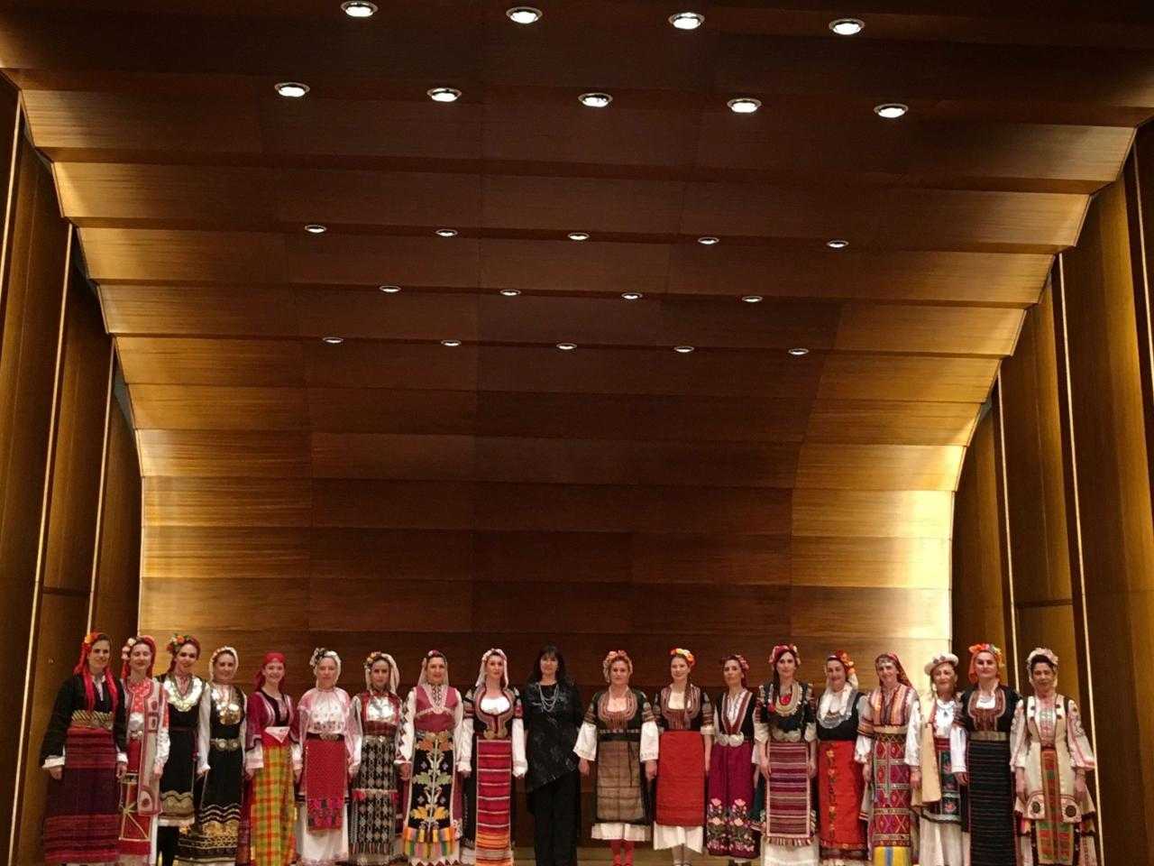 The Bulgarian Voices op een podium