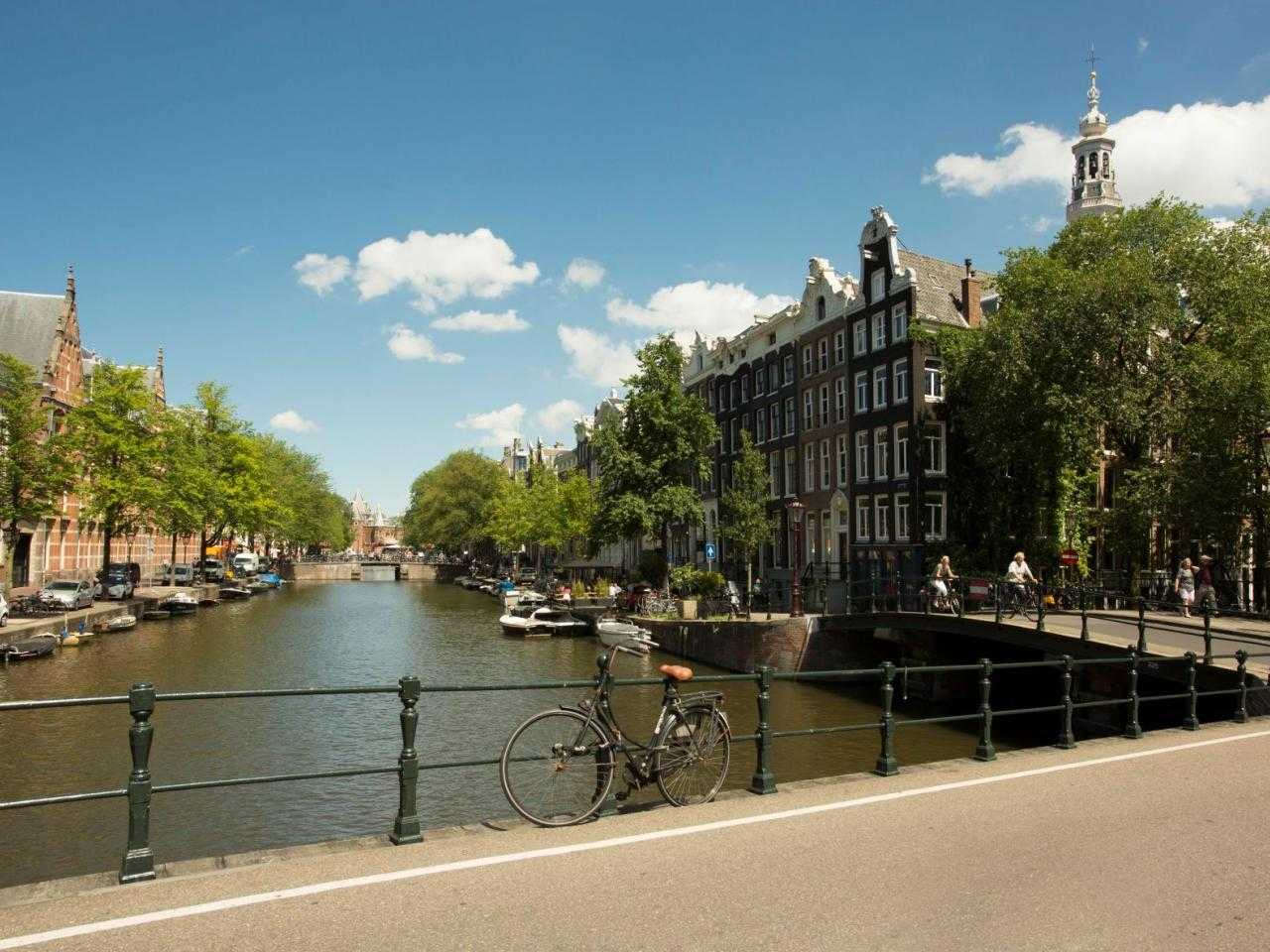 Een van de grachten van Amsterdam gezien vanaf een brug