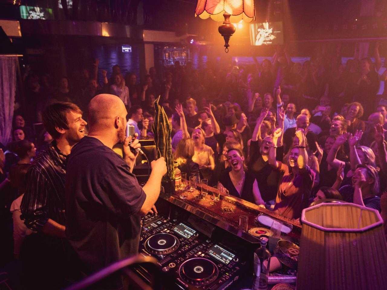 Foto VroegZat Dj met publiek