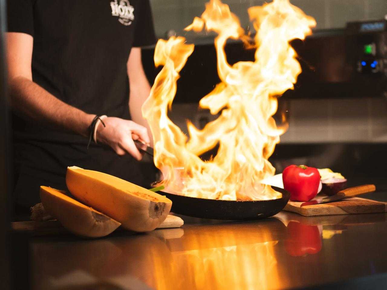 Vuur in pan met eten eromheen in Fort Noxx.