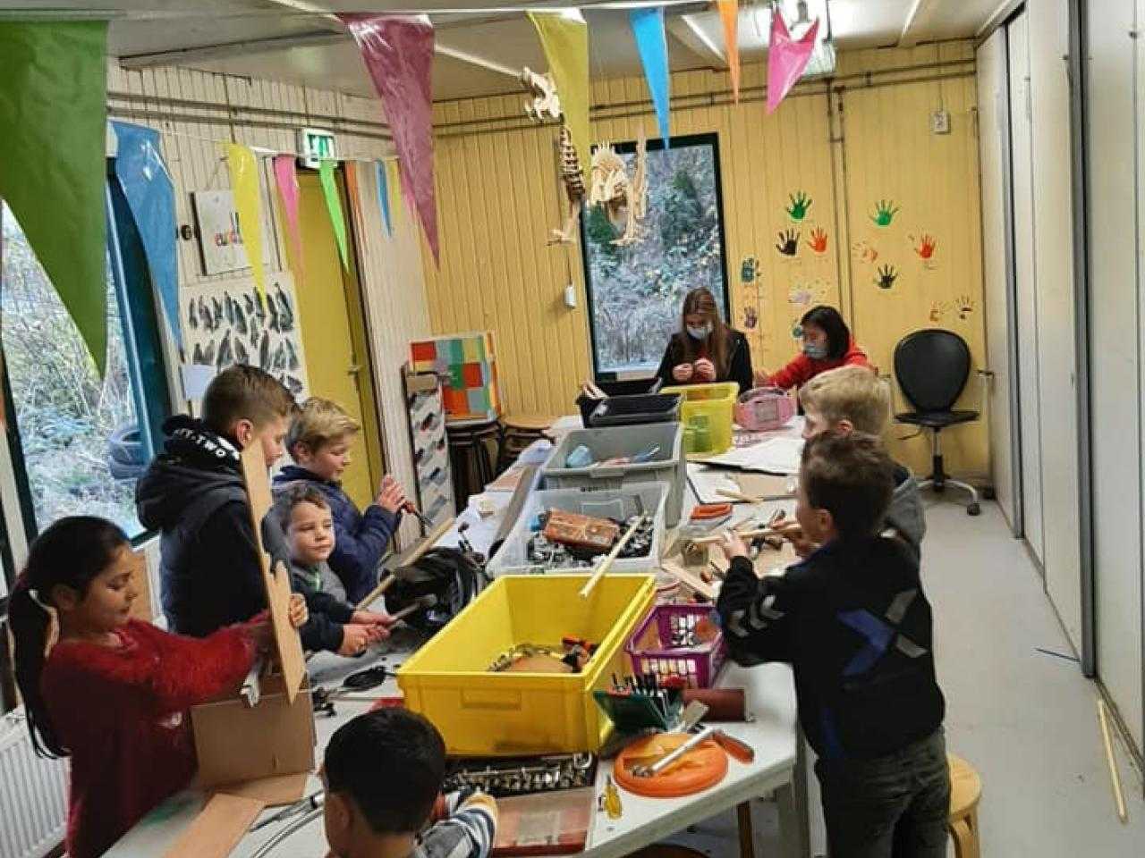 Knutsel in de werkplaats van Jeugdland.