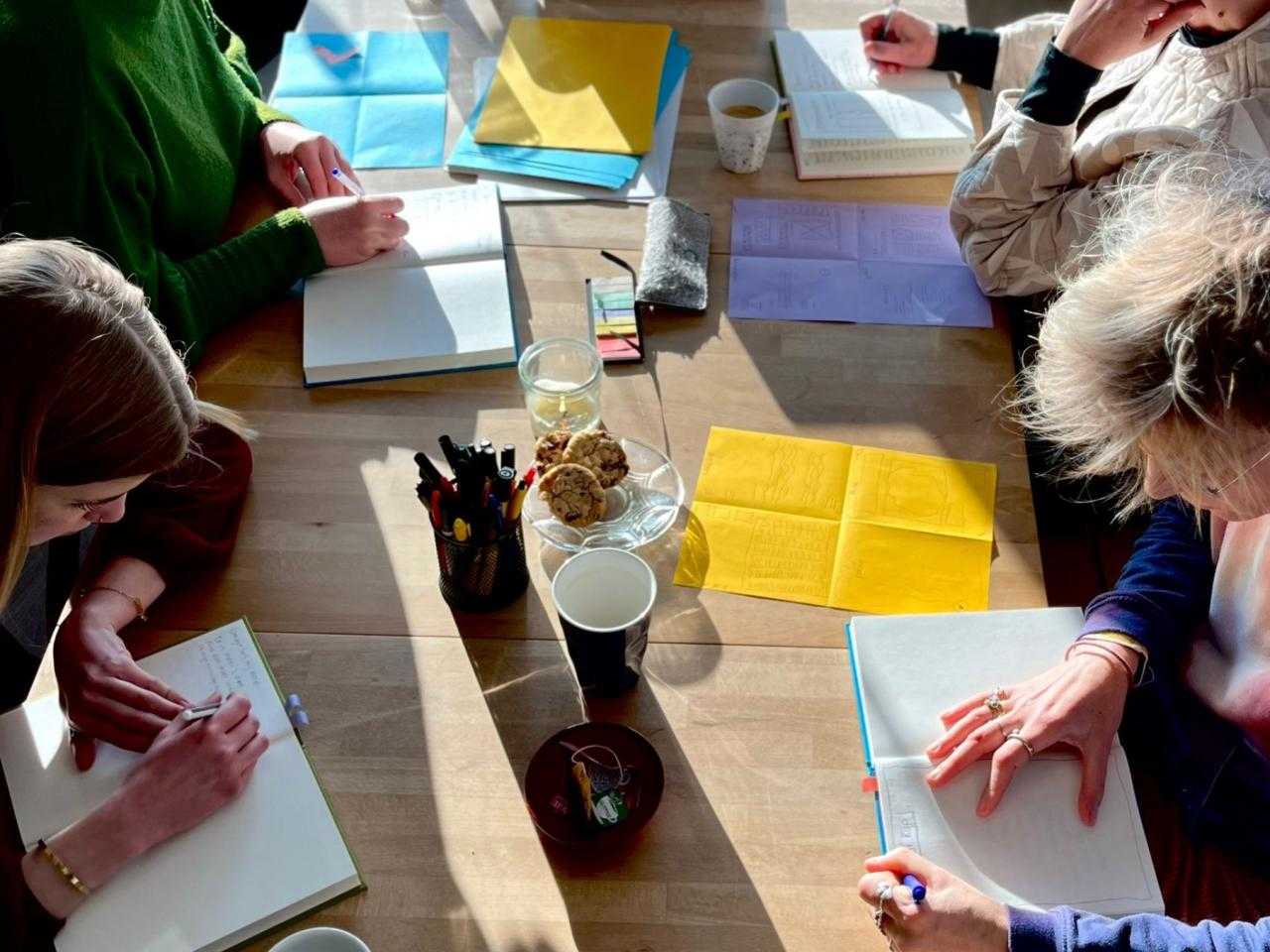 Mensen die workshop creatief schrijven volgen