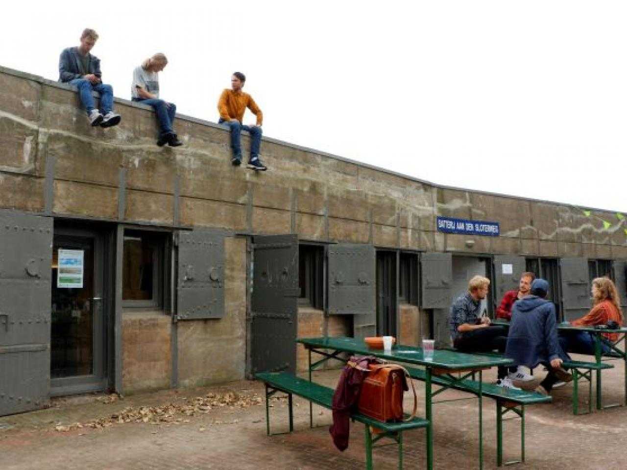 Batterij aan de Sloterweg met mensen erboven. 
