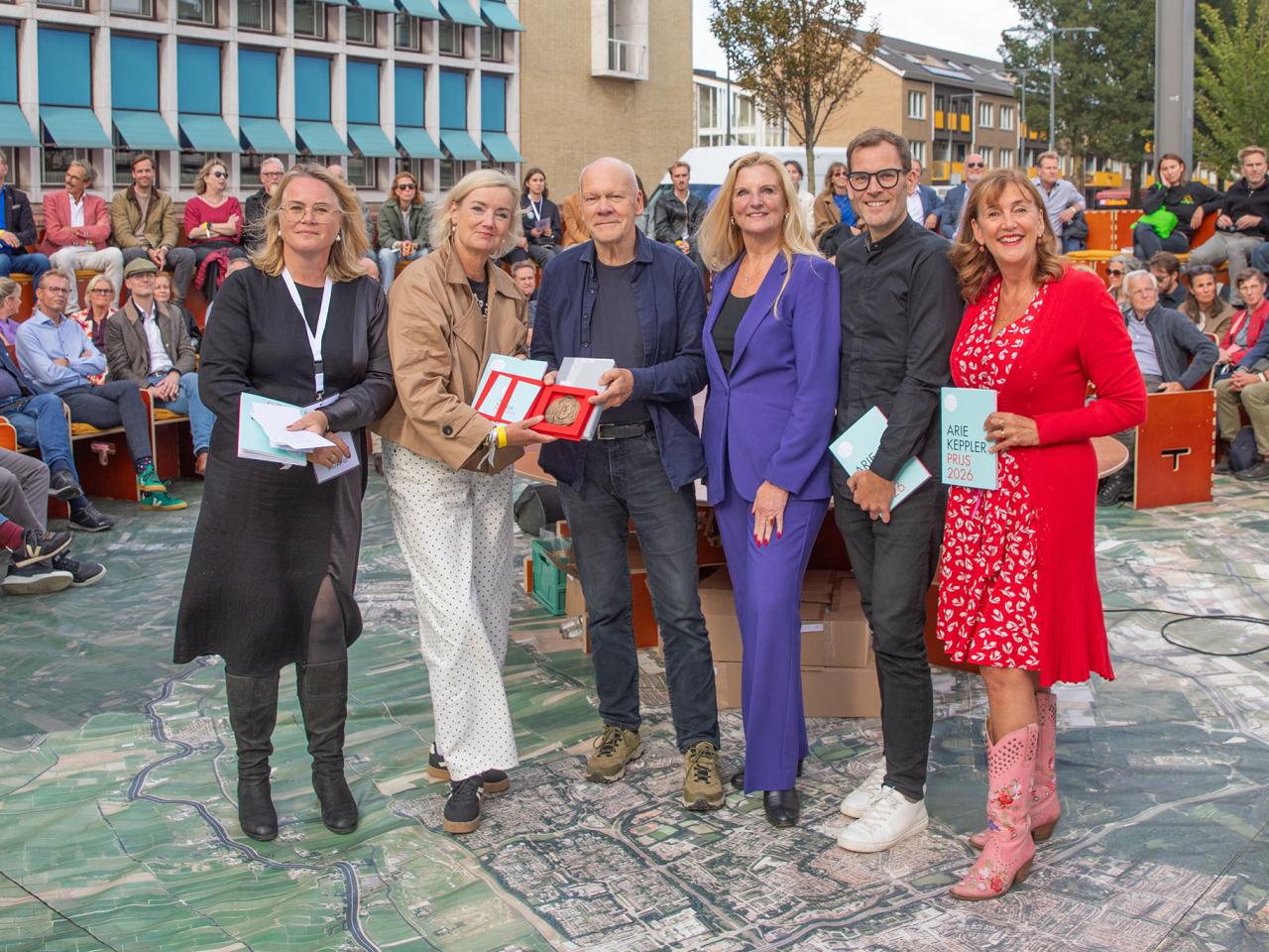 Directeur en wethouder nemen Arie Keppler prijs is ontvangst