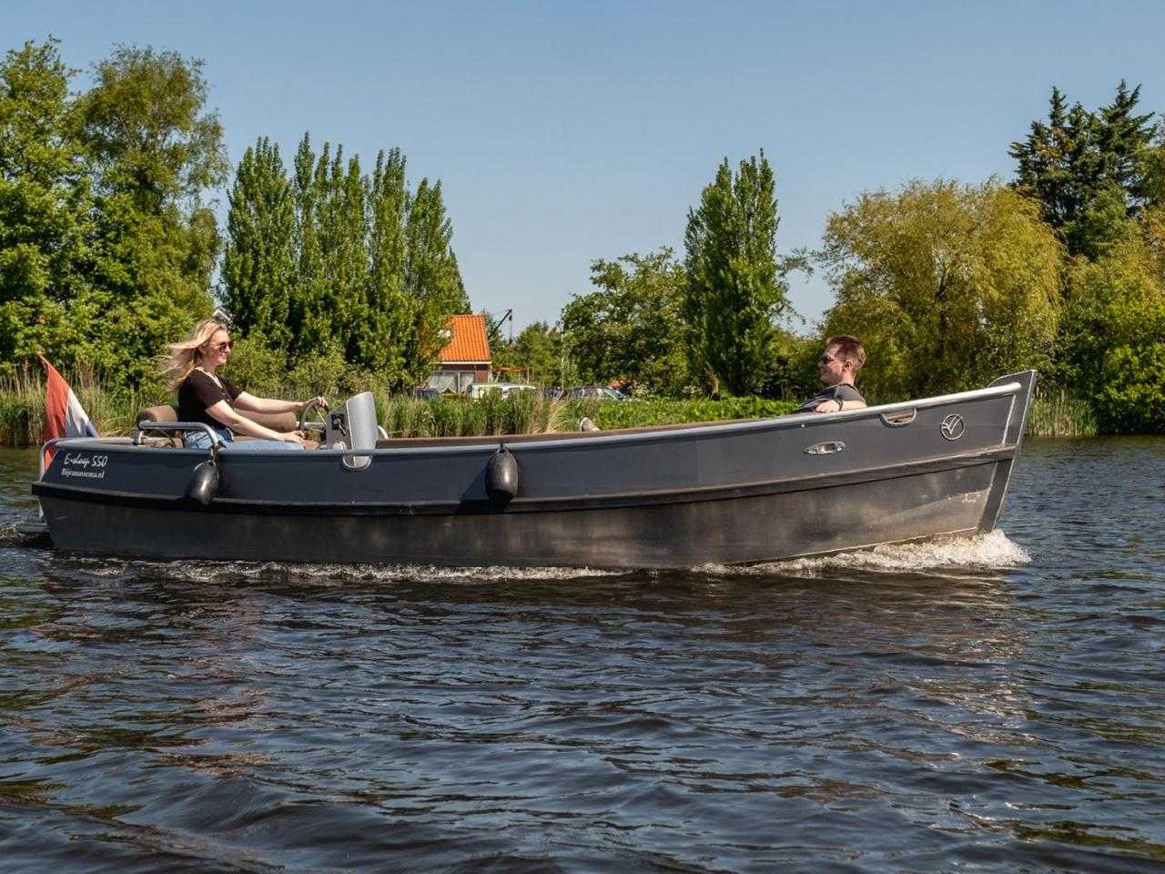 mensen varen in een sloep