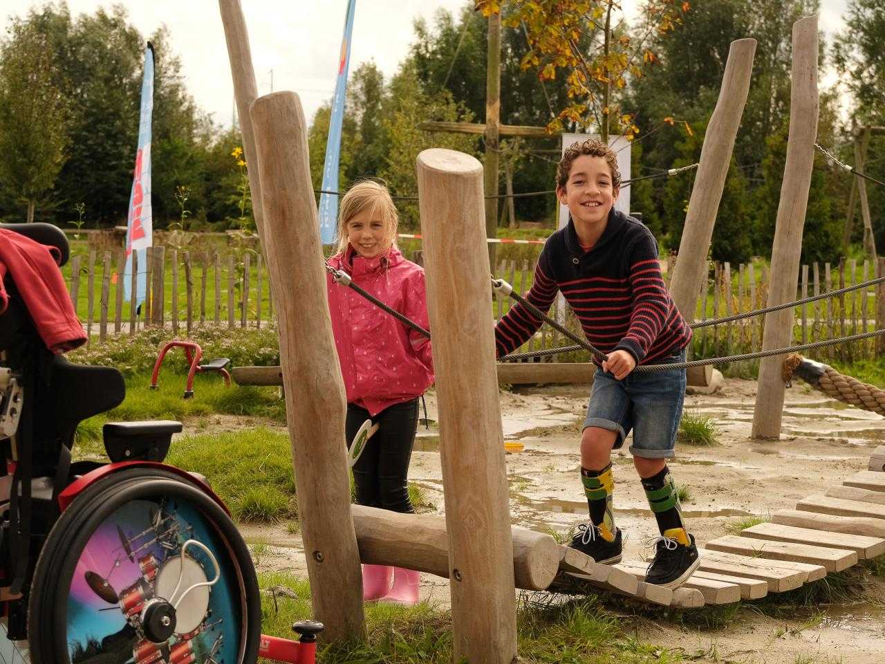 Kinderen buiten aan het spelen