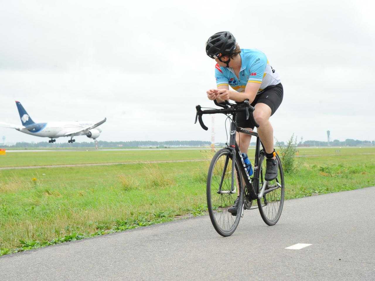 Persoon op fiets met vliegtuig
