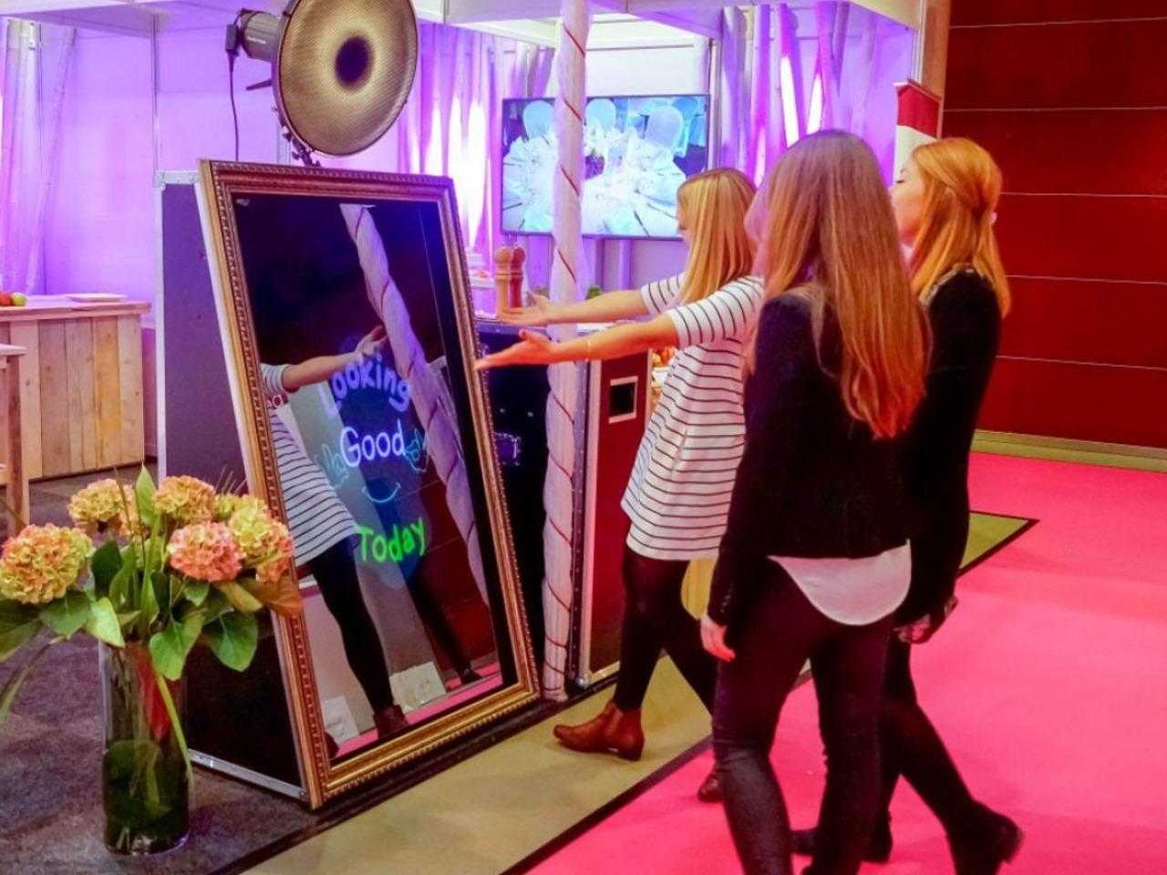 Dames die voor een spiegel staan tijdens glamour day