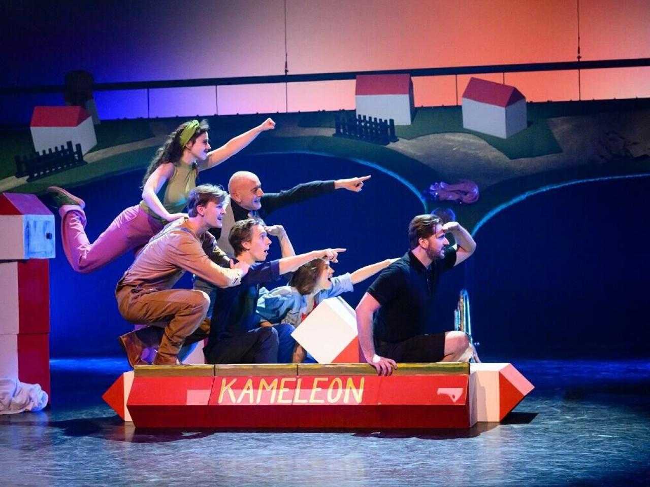 OP het podium acteurs in boot met Kameleon erop.
