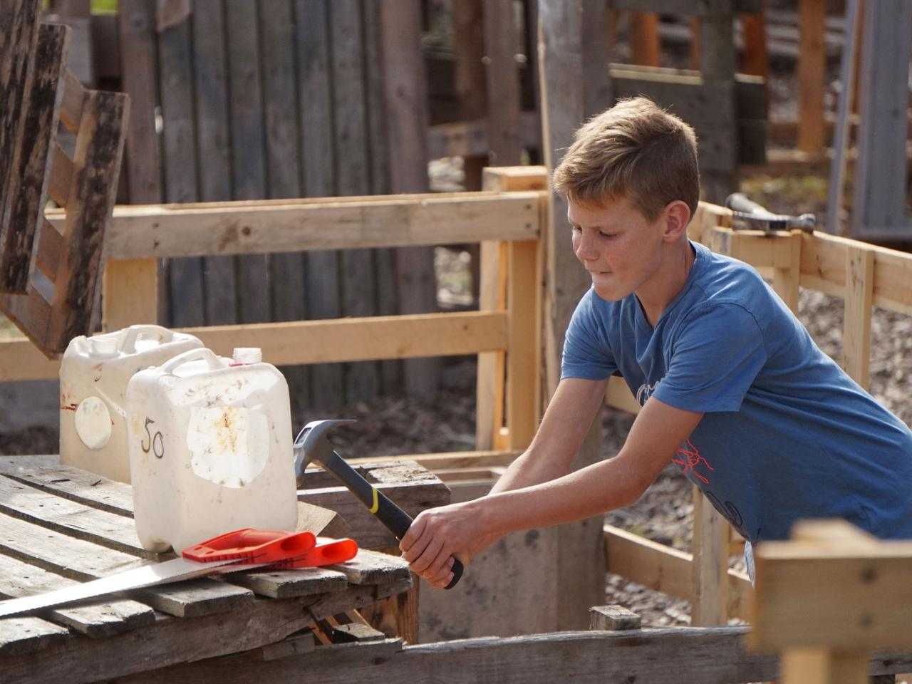 kind in zandbak