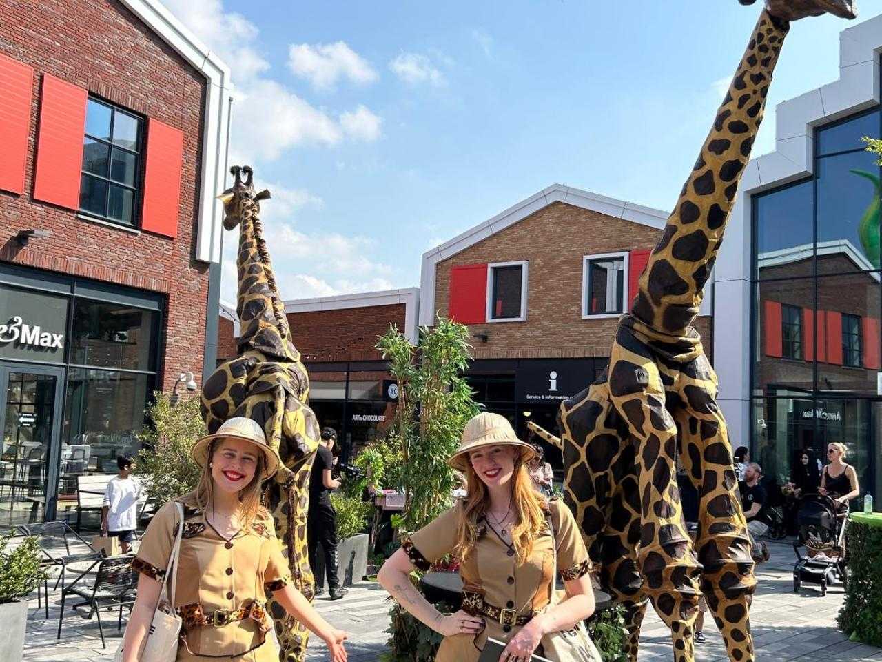 Twee vrouwen in safari outfits