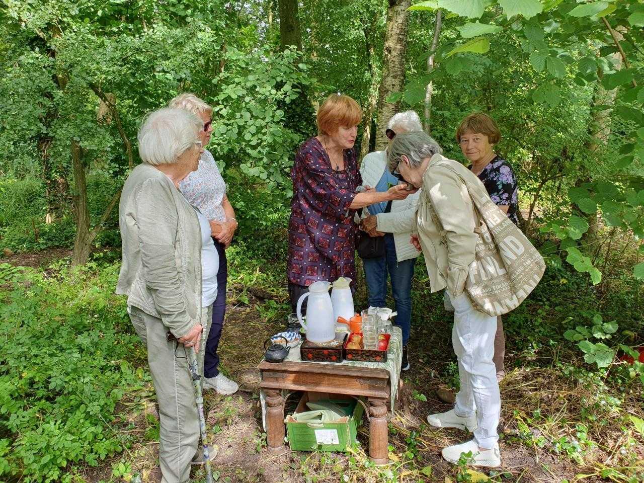 Groep mensen in de Heimanshof