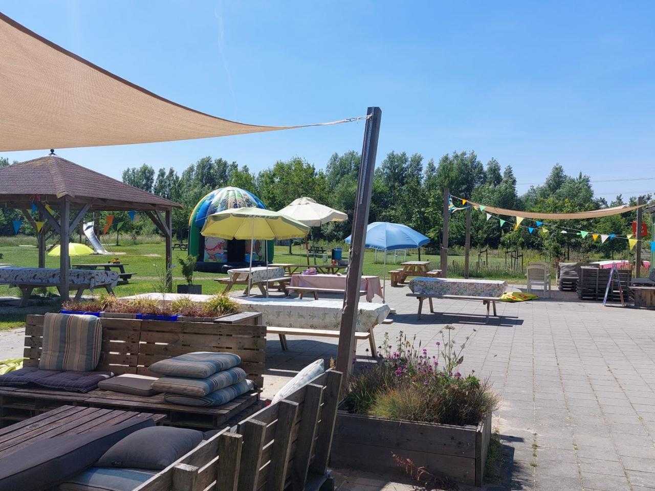 Zitplekken bij Jeugdland Nieuw-Vennep