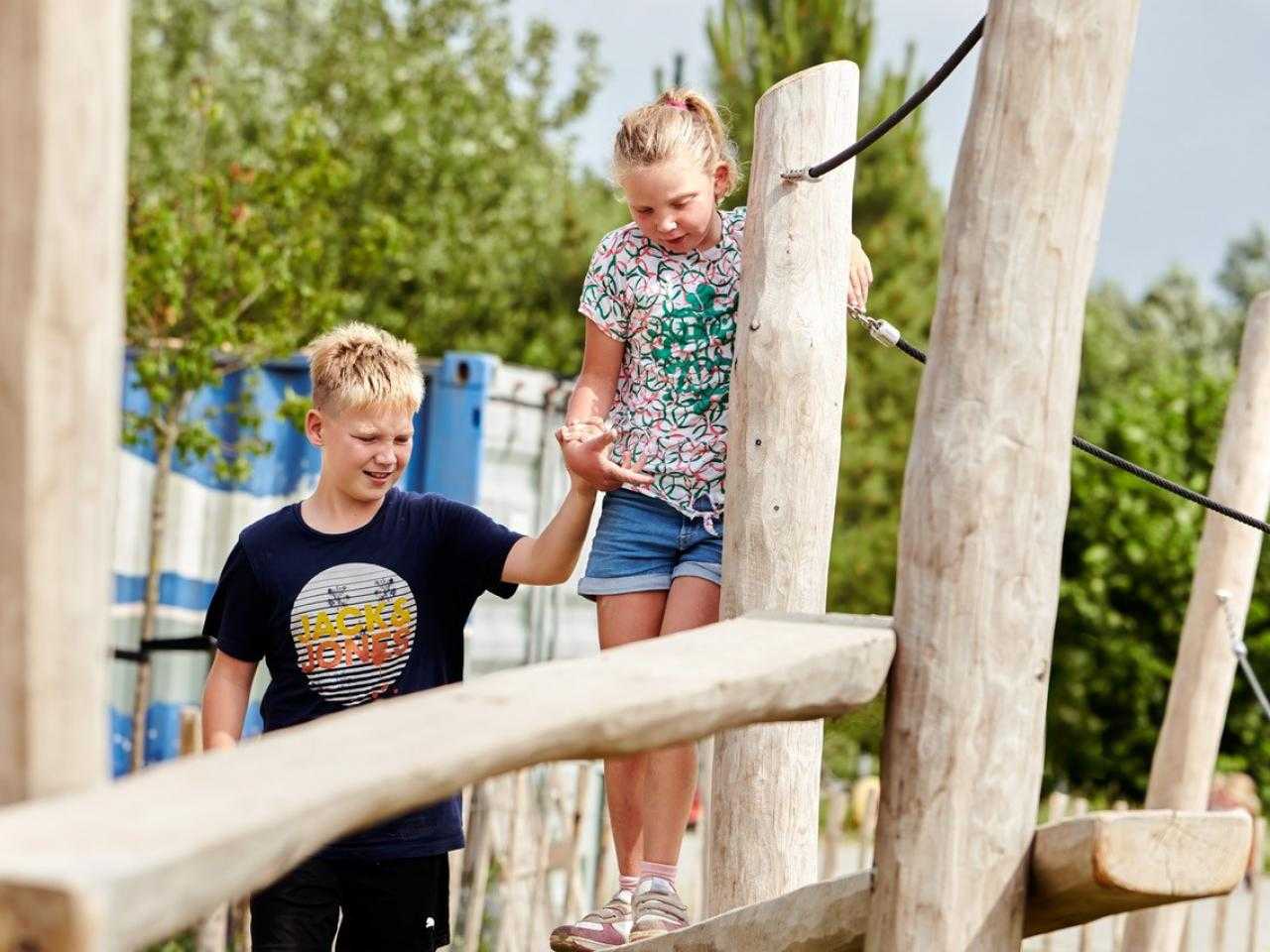 kinderen op een klimrek