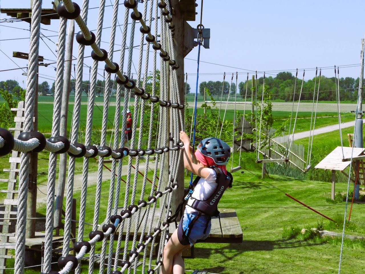 Meisje aan het klimmen