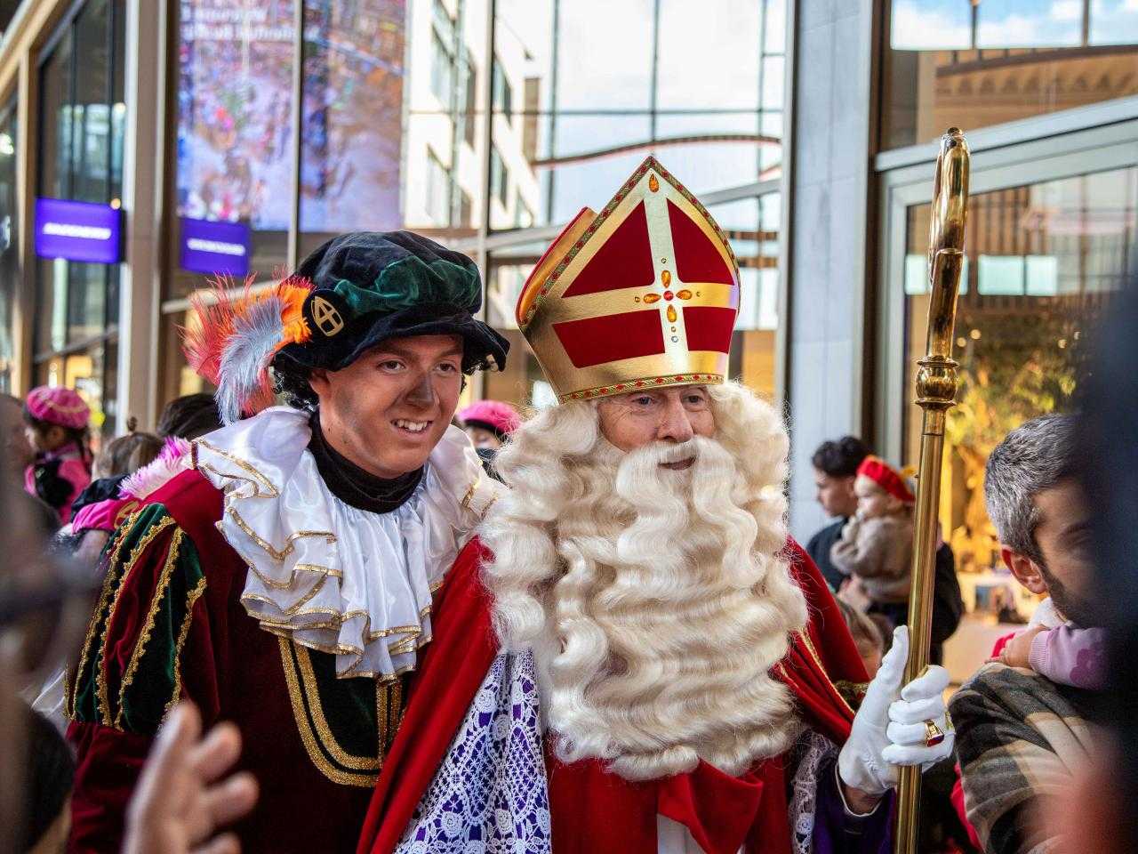 Sinterklaas met een piet in Hoofddorp centrum