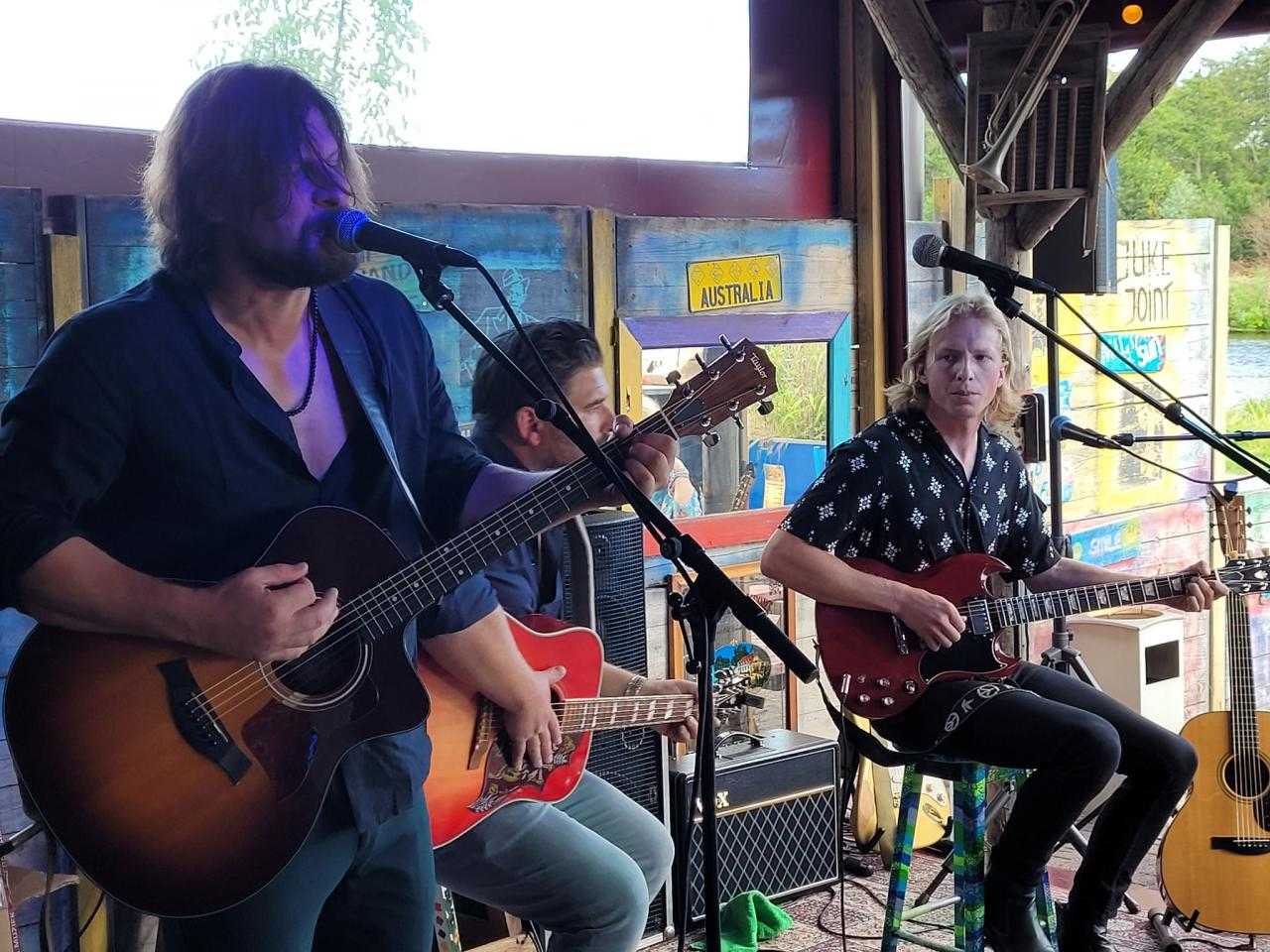 Lawrence, Sander en Johan op het podium in The Shack