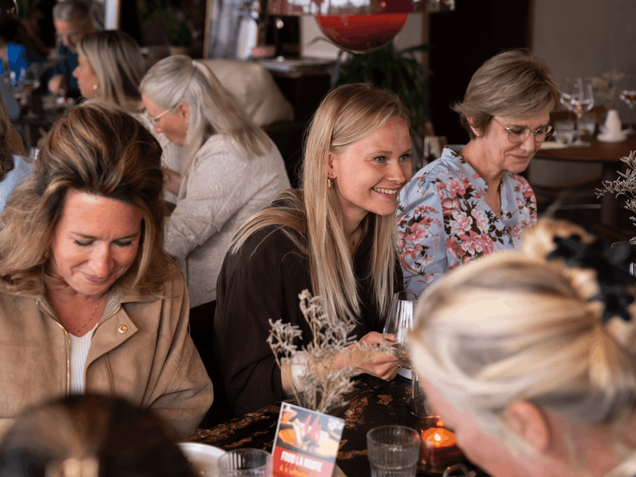 Etende mensen in een restaurant