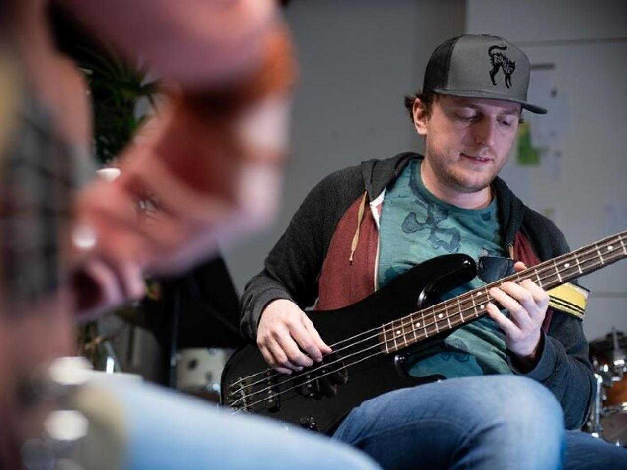 Gitaarspelende jongen