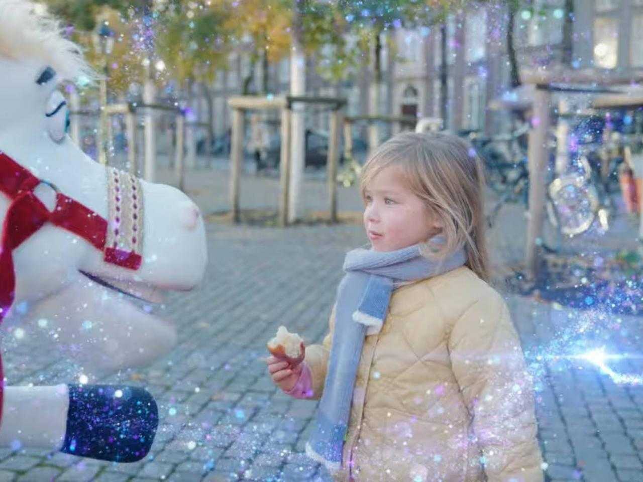 Ozosnel met een klein meisje erbij