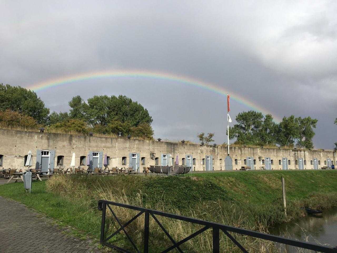 Kunstfort met regenboog