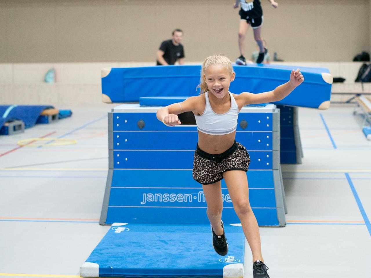 Lachend meisje in een gymzaal.