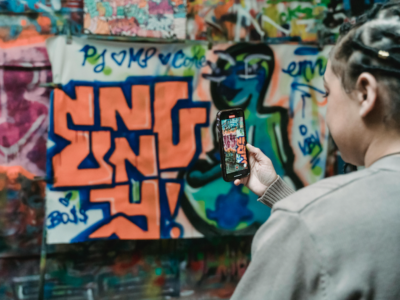 iemand die een foto maakt met een smartphone