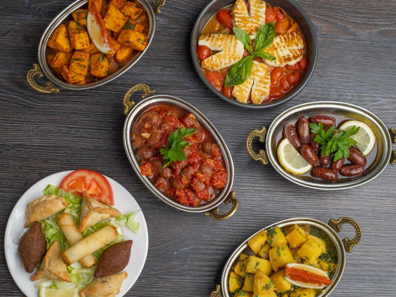 Mezze gerechten op tafel