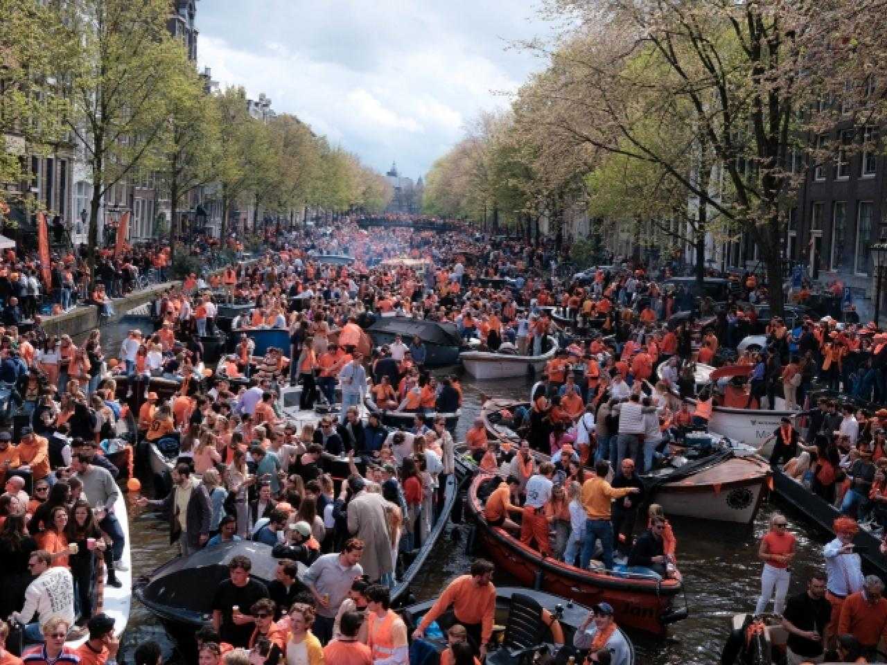 Boten op de gracht met Koningsdag in amsterdam
