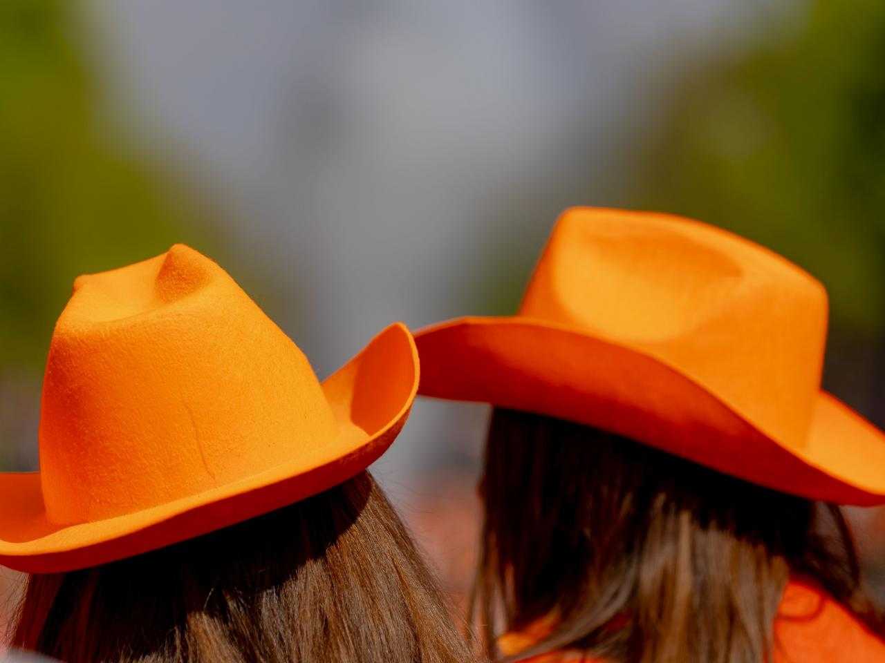 Oranje hoeden op Koningsdag