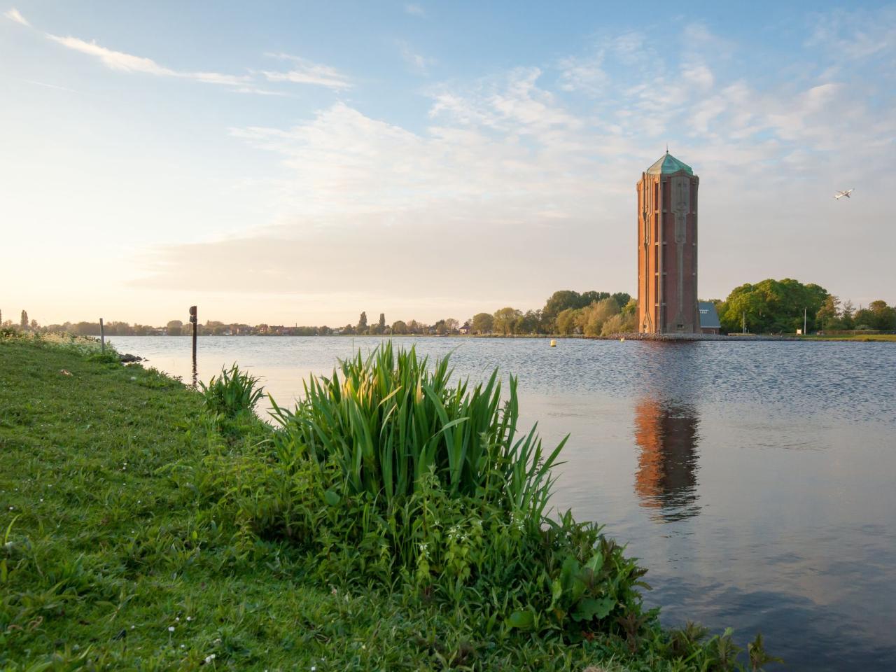 Watertoren Aalsmeer met uitzicht over het water