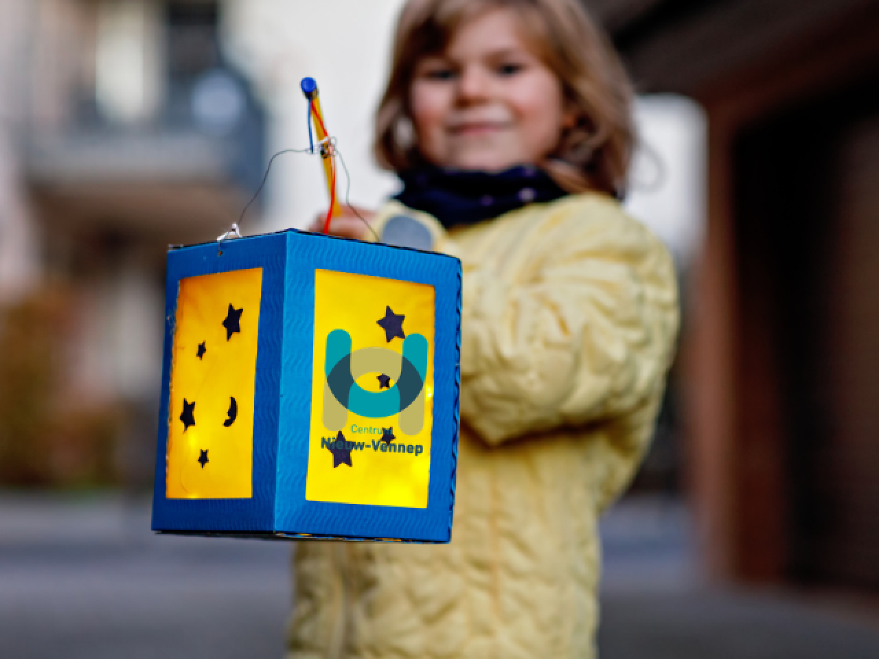 Kind met blauw-gele lampion voor Sint Maarten