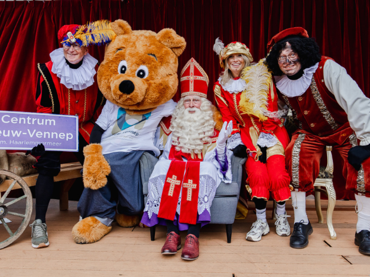 Sinterklaas met de berenmascotte van Centrum Nieuw-Vennep en 2 hulppieten