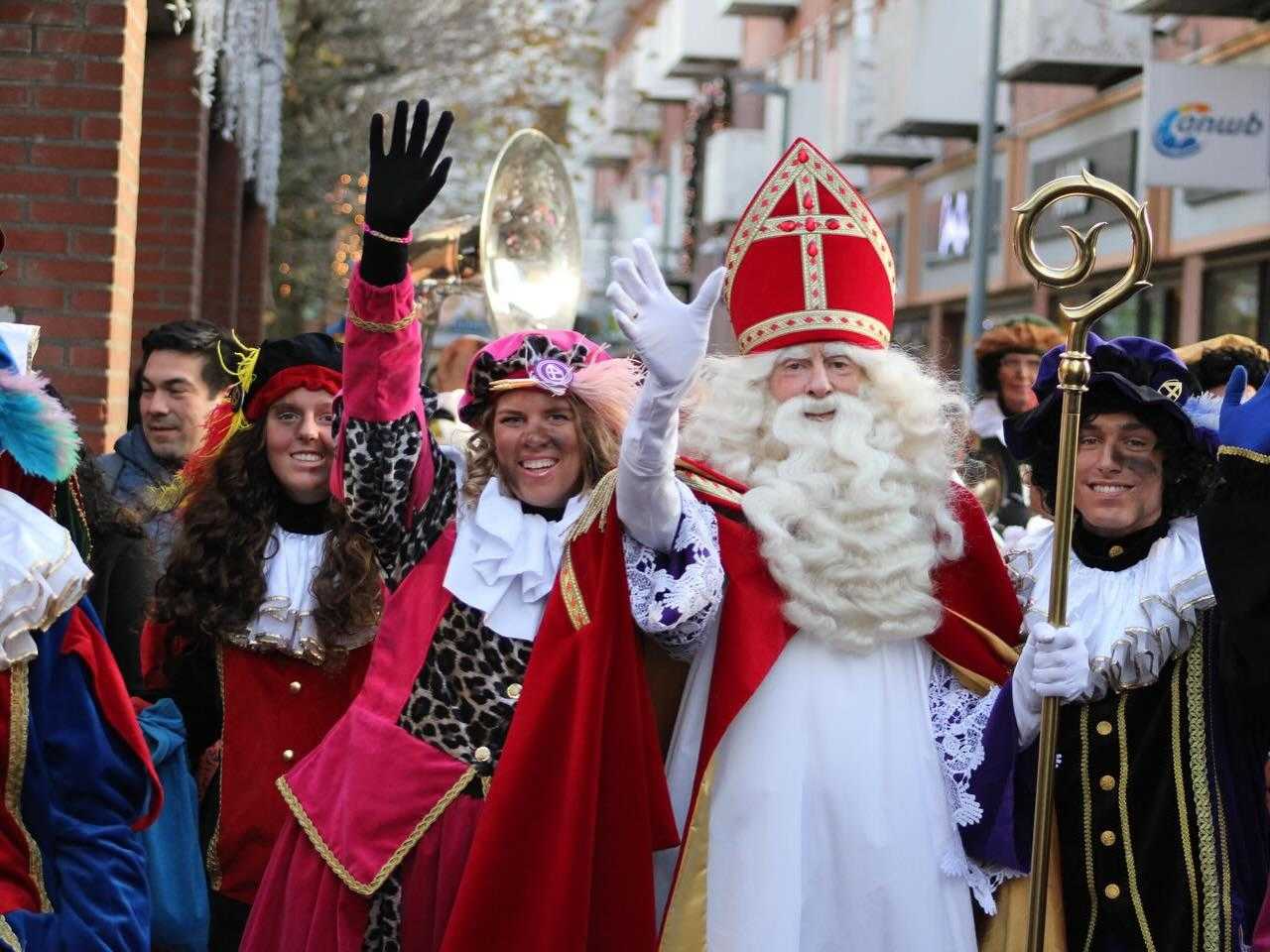 Sinterklaas met pieten in Hoofddorp centrum
