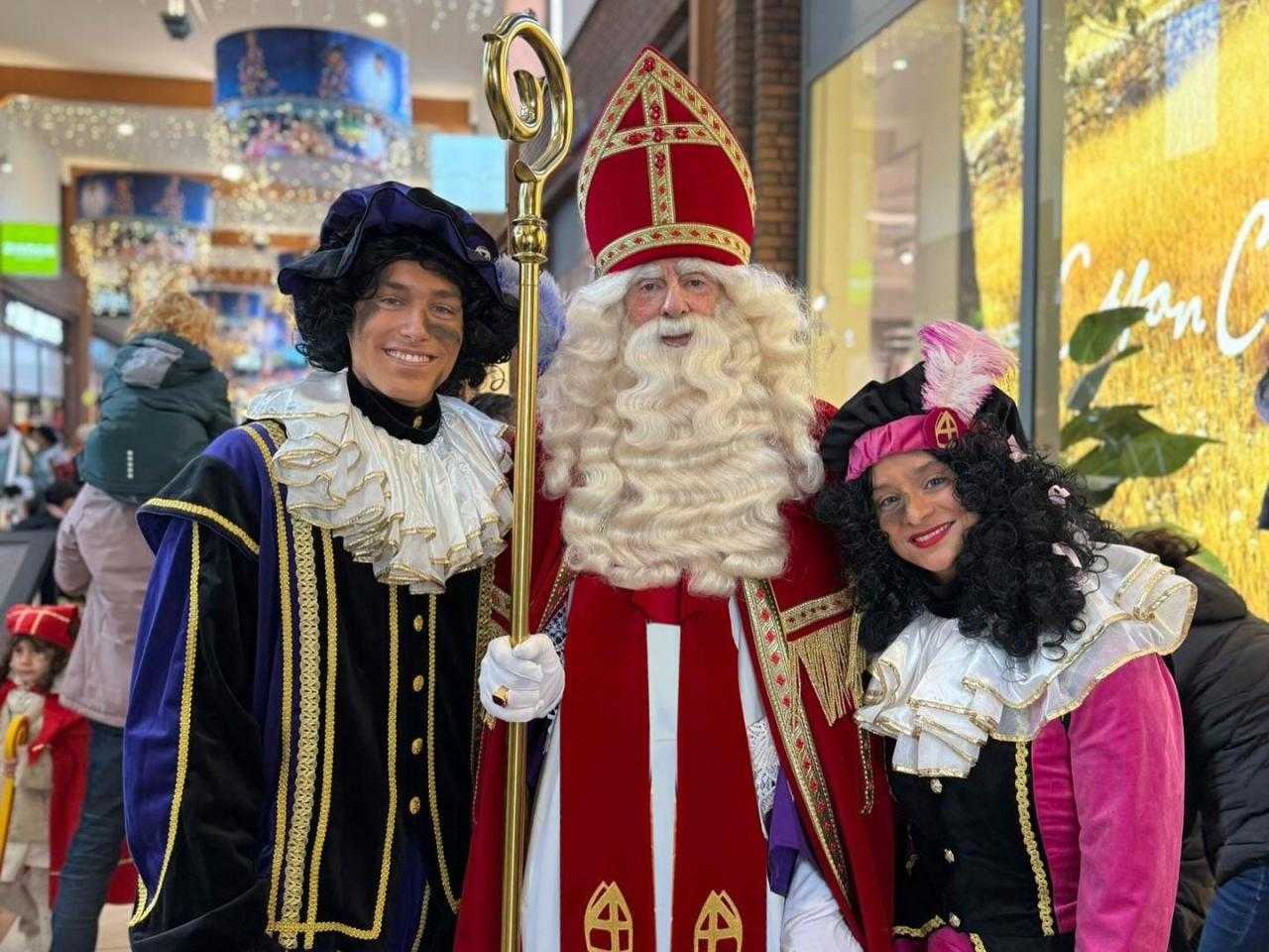 Sinterklaas met twee pieten in Hoofddorp centrum